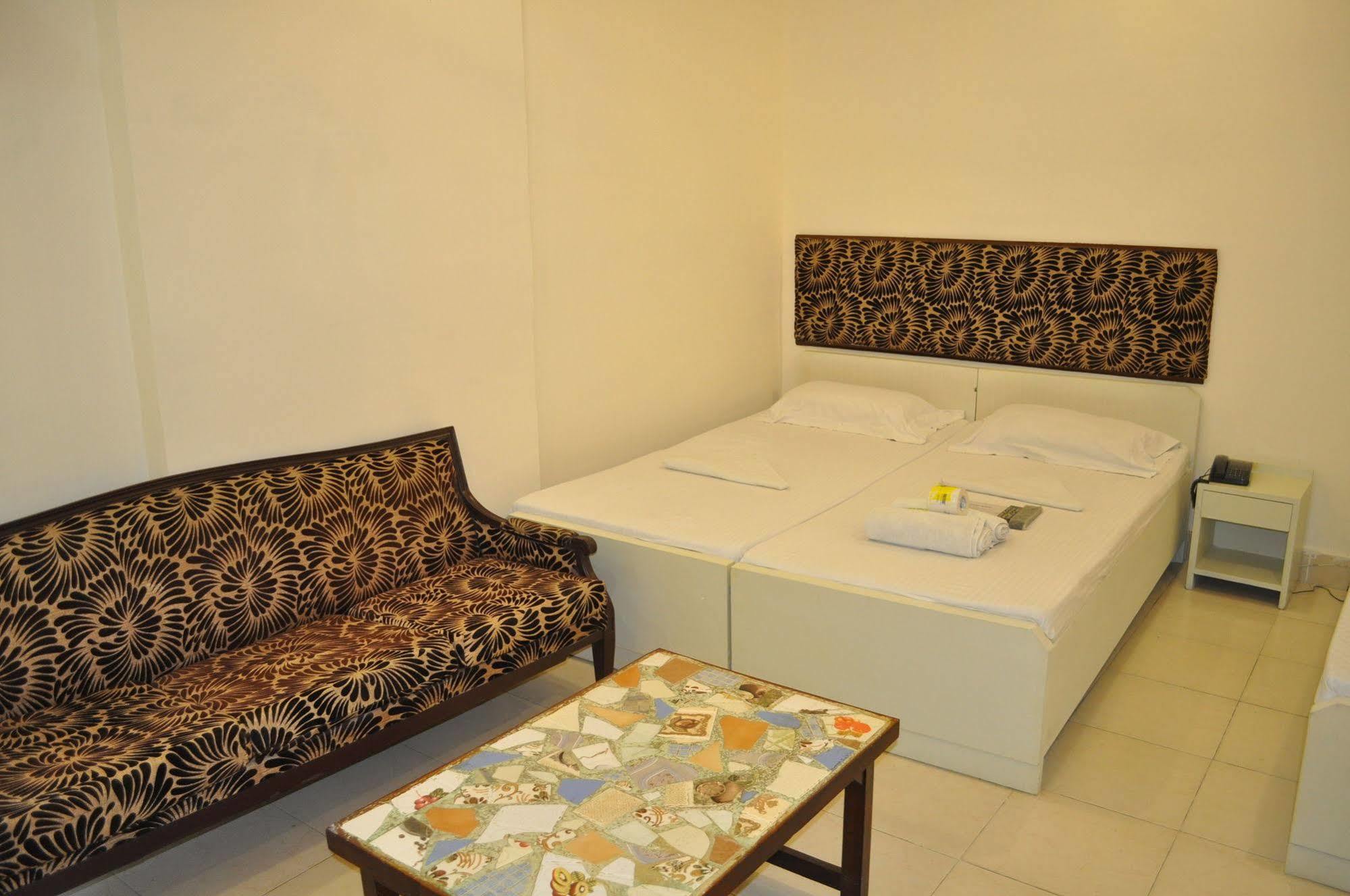 Hotel Kabli Nowe Delhi Zewnętrze zdjęcie